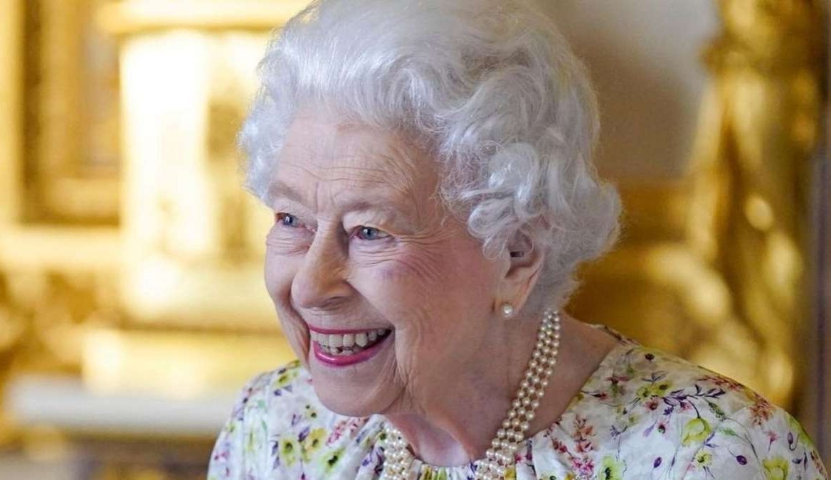 Rainha Elizabeth autoriza publicação de livro de Angela Kelly sobre os bastidores da Realeza Britânica Lorena Bueri