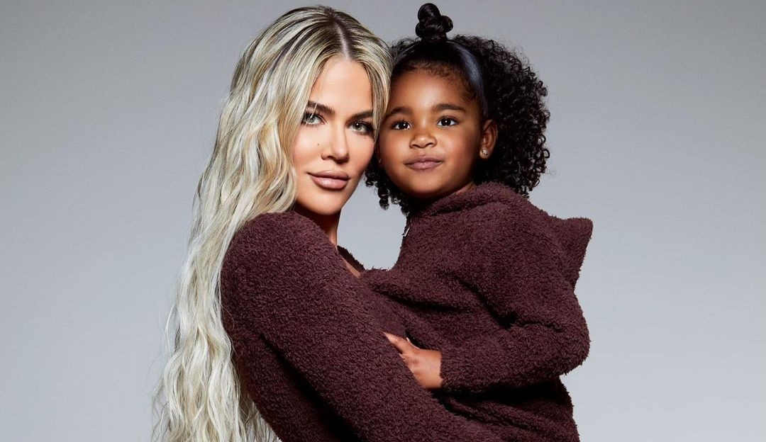 Khloé Kardashian responde as críticas por “segurar demais a filha no colo”