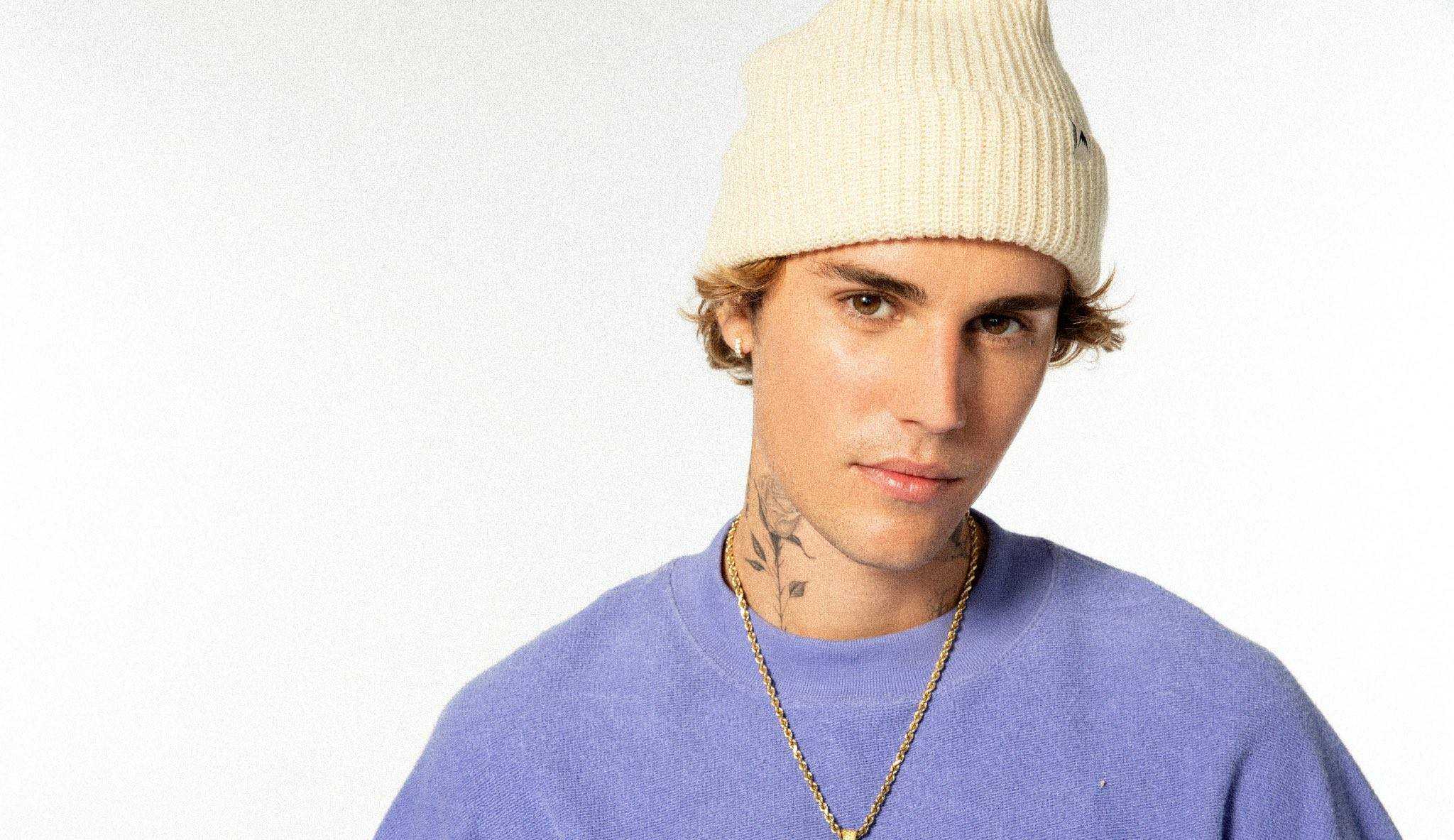 Justin Bieber mostra nas redes como escondeu as tatuagens para o clipe 'Anyone'