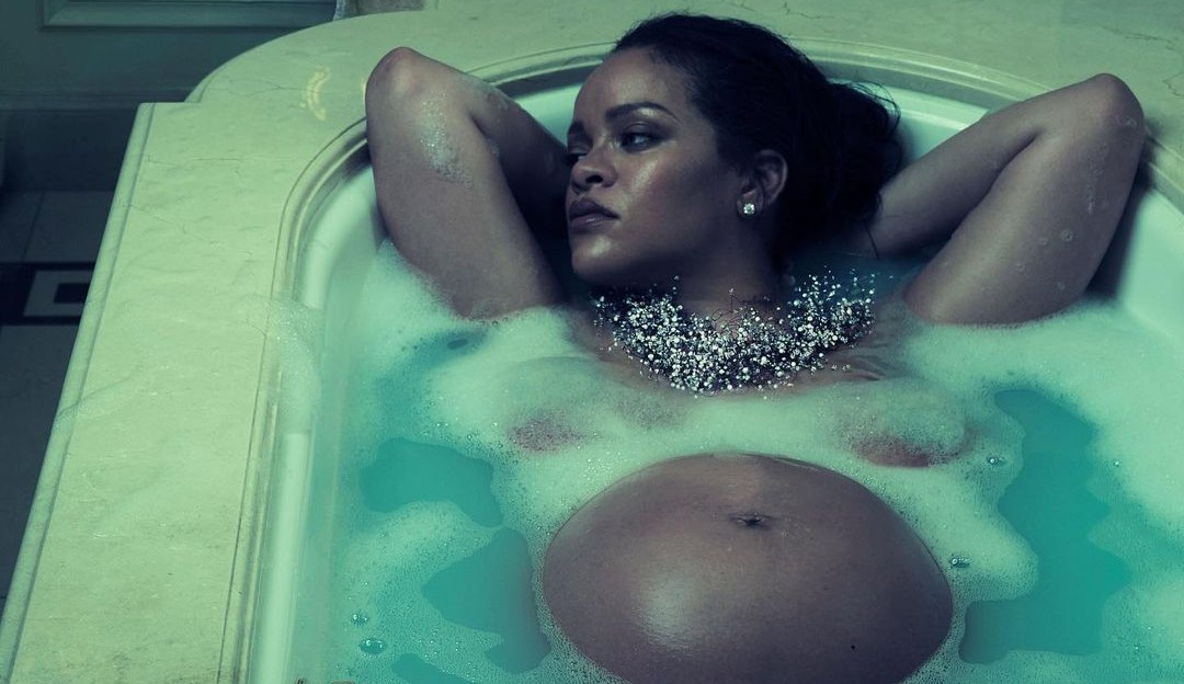 Para Vogue, Rihanna promete novo projeto musical: “Será divertido pra mim”