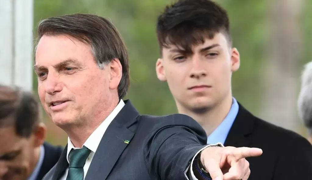 Jair Bolsonaro declara que ' Há muito tempo está longe de mim', após filho prestar depoimento na Polícia Federal