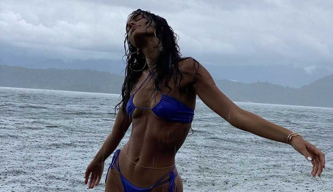 Bruna Marquezine faz ensaio sexy em ilha de Angra dos Reis  Lorena Bueri