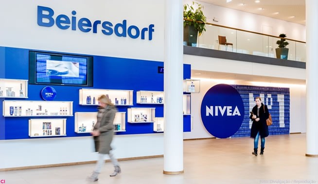 Beiersdorf lança creme facial com CO2 reciclado Lorena Bueri