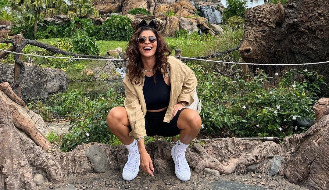 Com orelhas de onça, Juliana Paes tira férias na Disney com família: “Pantaneira” Lorena Bueri