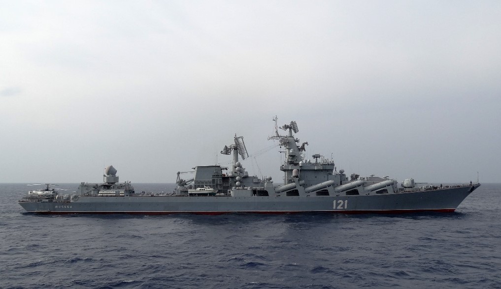 Navio da tropa russa entra em chamas sobre Mar Negro