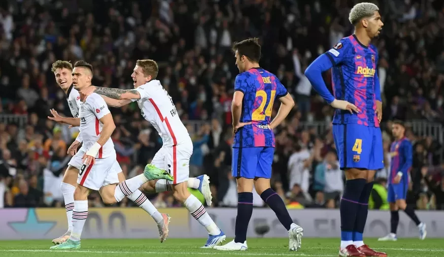 Com Camp Nou 'pintado' de branco, Frankfurt vence por 3 a 2 e elimina o Barcelona da Europa League