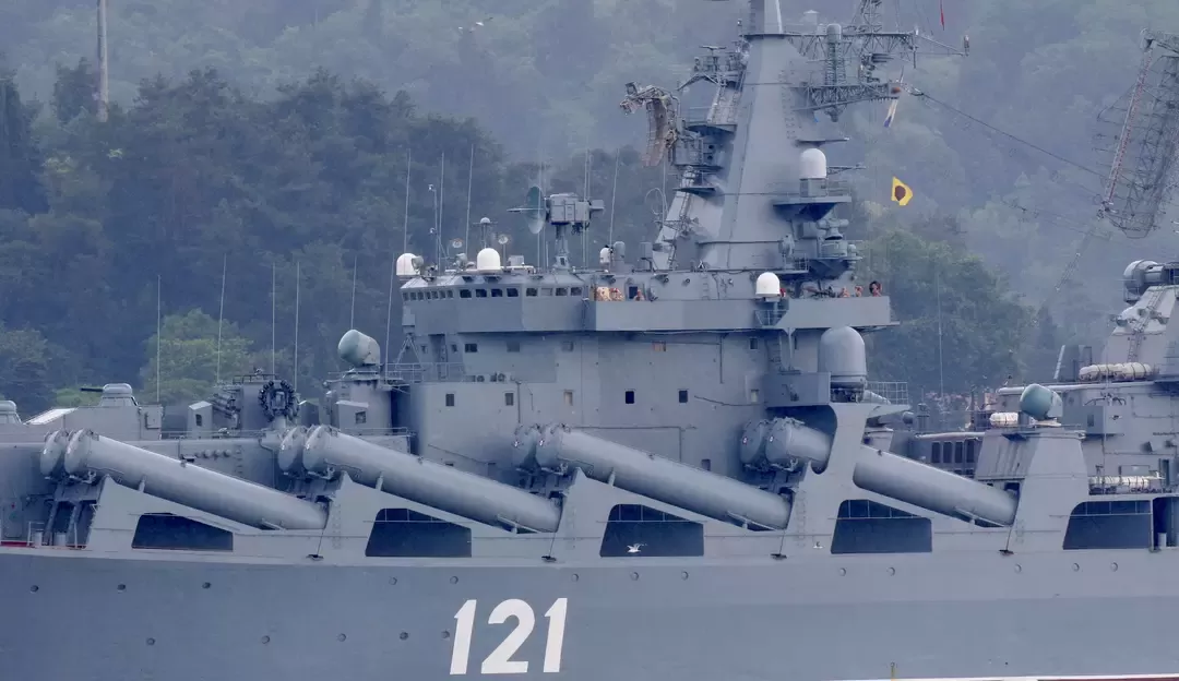Principal navio de guerra russo, o Moskva, afunda no Mar Negro