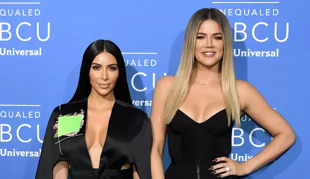 Kim e Khloé Kardashian geram revolta por furarem filas em passeio na Disney Lorena Bueri