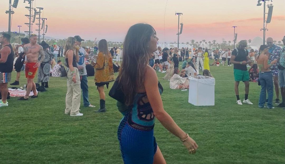 Isis Valverde se diverte no festival Coachella, na Califórnia