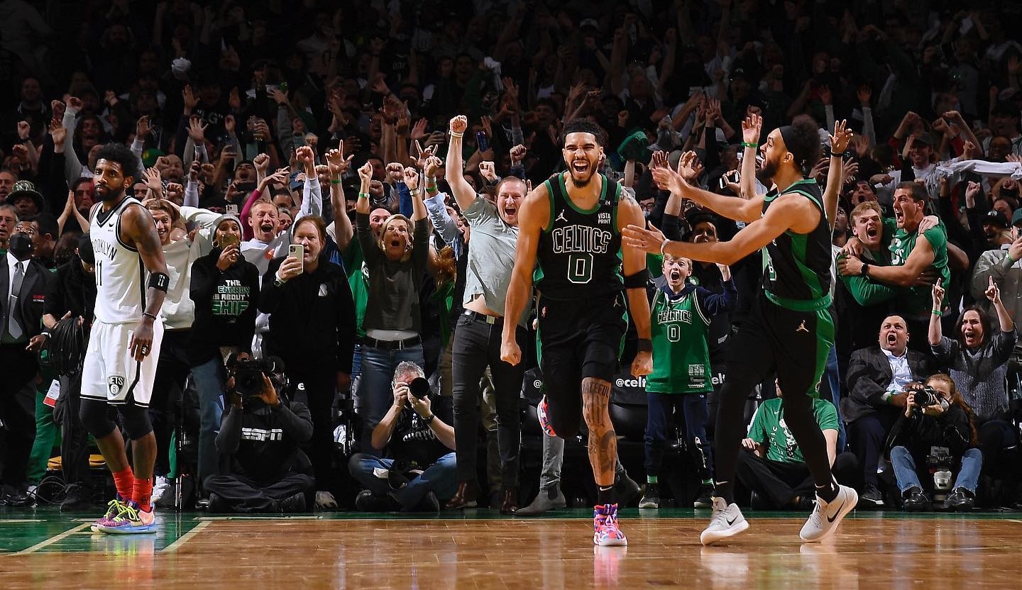 Tatum decide pros Celtics contra os Nets em jogo marcado por 'dedo do meio' de Irving