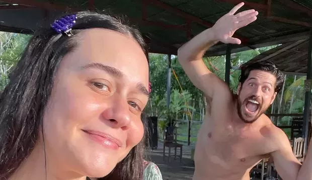 Alessandra Negrini e Marco Pigossi tomam banho de rio em Belém do Pará Lorena Bueri