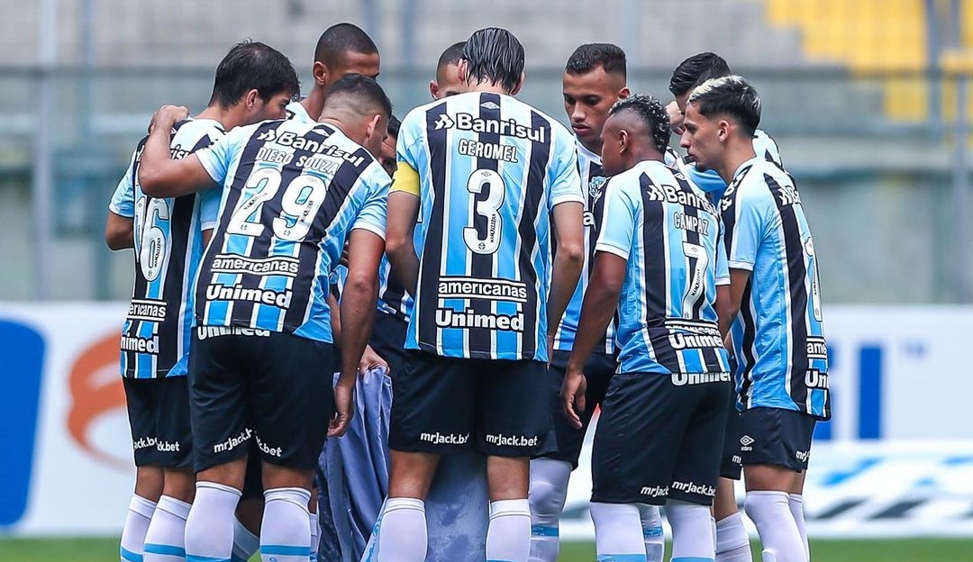 Com hat-trick de Diego Souza, Grêmio consegue a primeira vitória na série B  Lorena Bueri