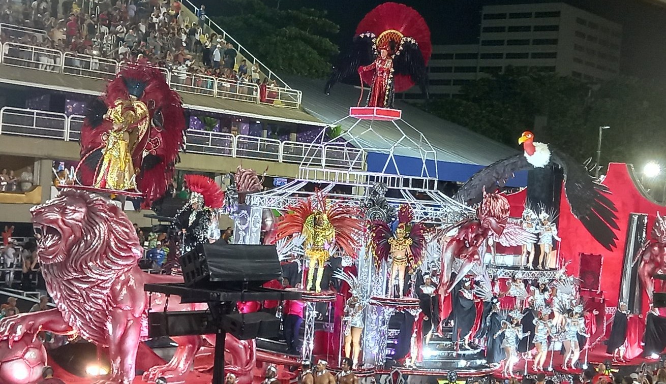 Estácio de Sá homenageia o Flamengo no carnaval do Rio; Confira