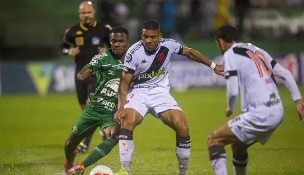 Vasco empata com a Chapecoense por 0 a 0 e continua sem vencer na série b