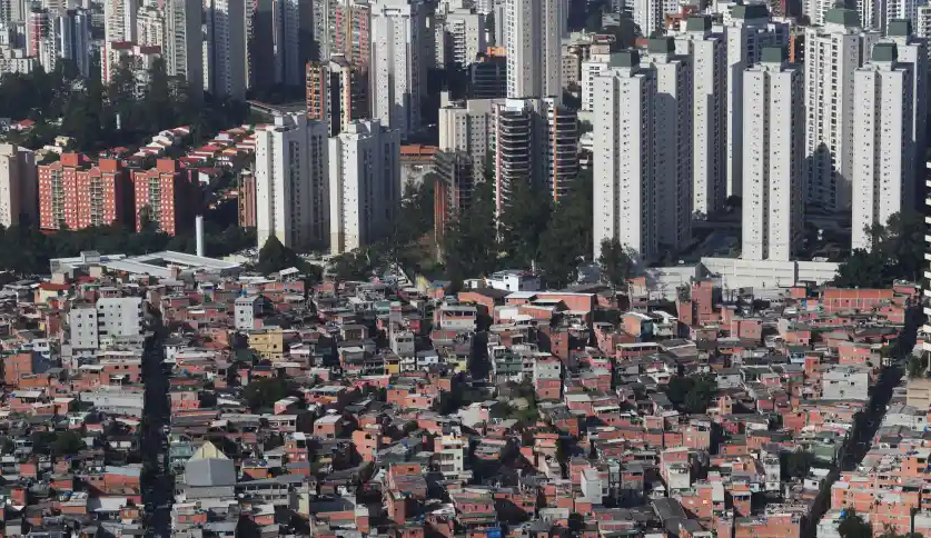 Brasil está abaixo da linha da pobreza em mais da metade dos domicílios