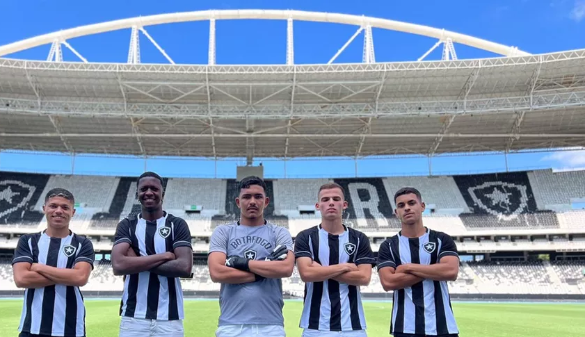 Botafogo reforça time B e contrata mais de 20 atletas