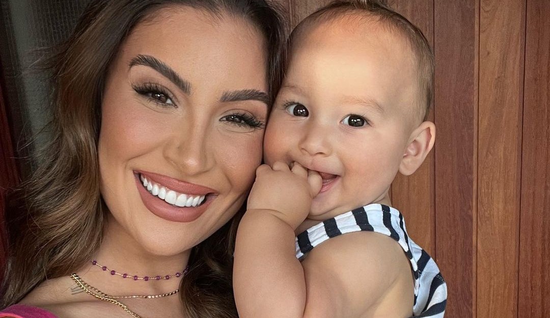 Bianca Andrade se diverte fazendo massagem facial no filho: 'Skin Care no nenein'