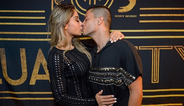 Arthur Aguiar e Maíra Cardi trocam beijão em show de Luan Santana