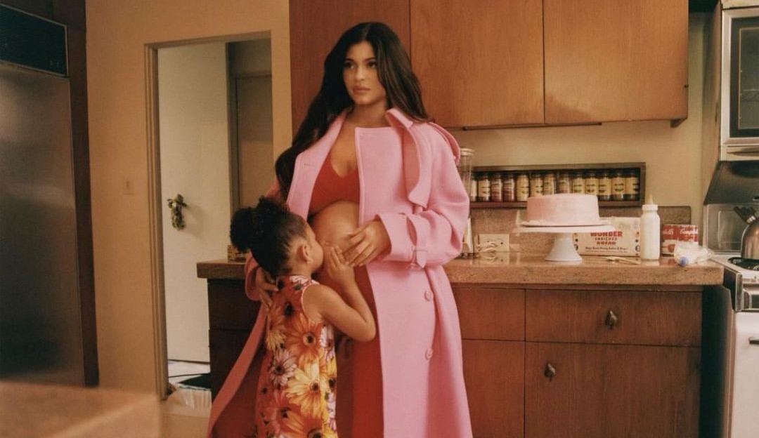 Kylie Jenner revela quanto peso ganhou durante a gestação e o quanto já conseguiu eliminar Lorena Bueri