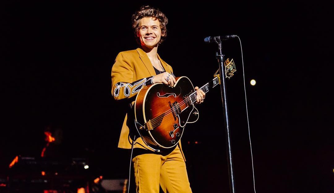 Harry Styles completa um mês do sucesso ‘As It Was’ na parada britânica singles 