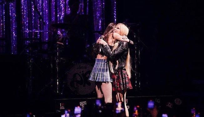 Dupla de gerações, Olivia Rodrigo e Avril Lavigne cantam ‘Complicated’ em show Lorena Bueri