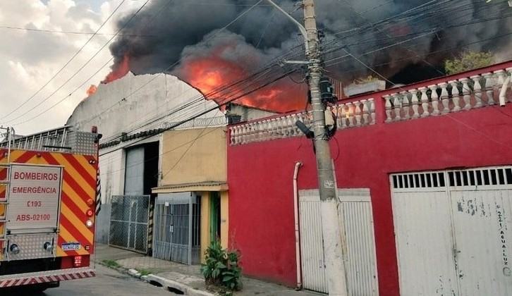 Galpão pega fogo na Zona Norte de São Paulo