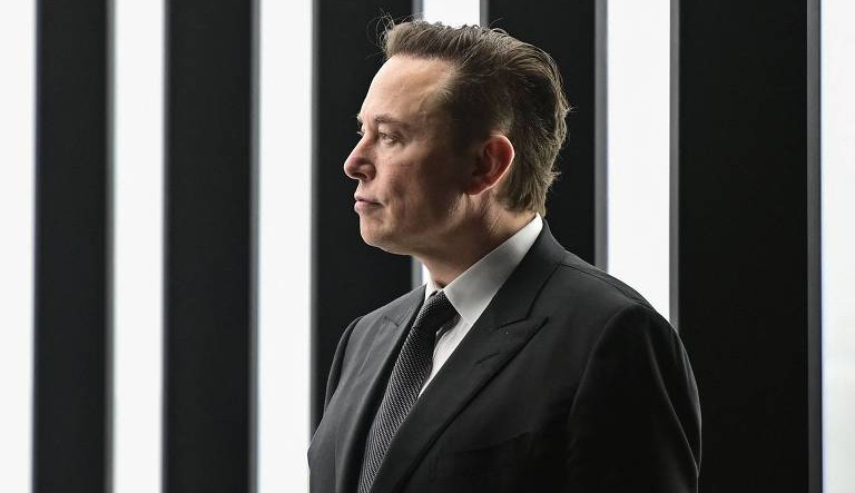 Elon Musk promete cortar custos com executivos do Twitter