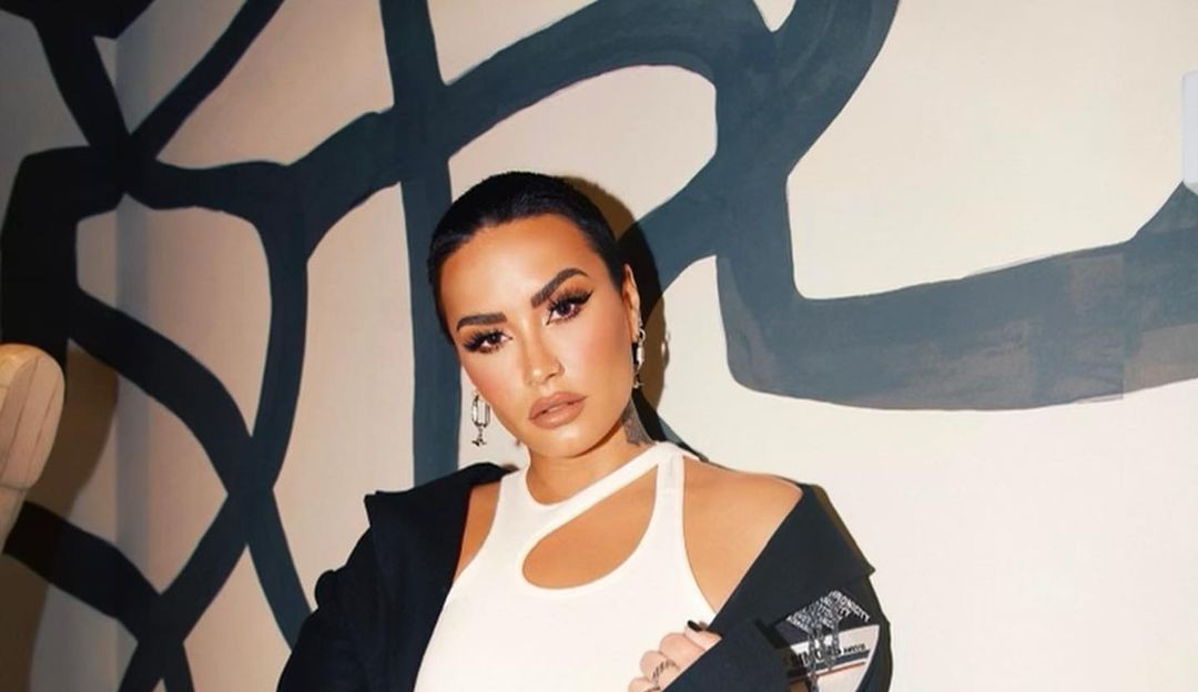 Demi Lovato volta a usar pronomes femininos e faz tatuagem celebrando dualidade Lorena Bueri