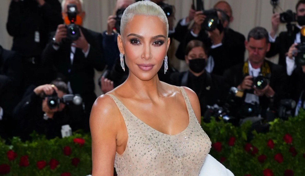  Mesmo após dieta radical, Kim Kardashian diz que vestido ficou apertado