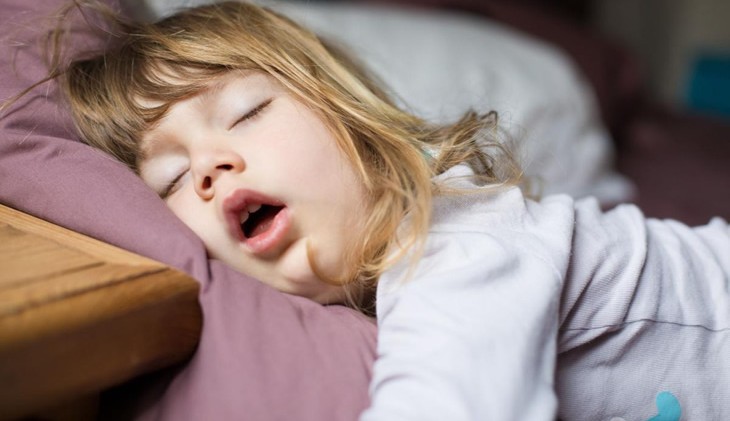 Dormir de boca aberta pode trazer sérias consequências para a saúde das crianças Lorena Bueri