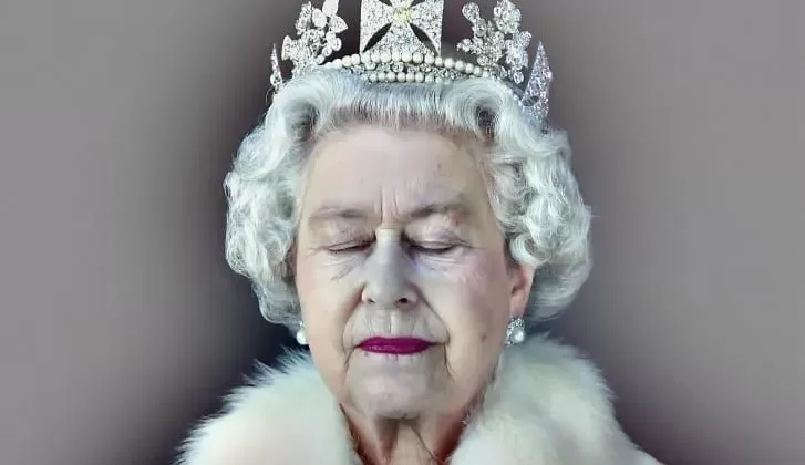 Jubileu de Platina comemora 70 anos do reinado de Elizabeth II com quadros, joias e adornos Lorena Bueri