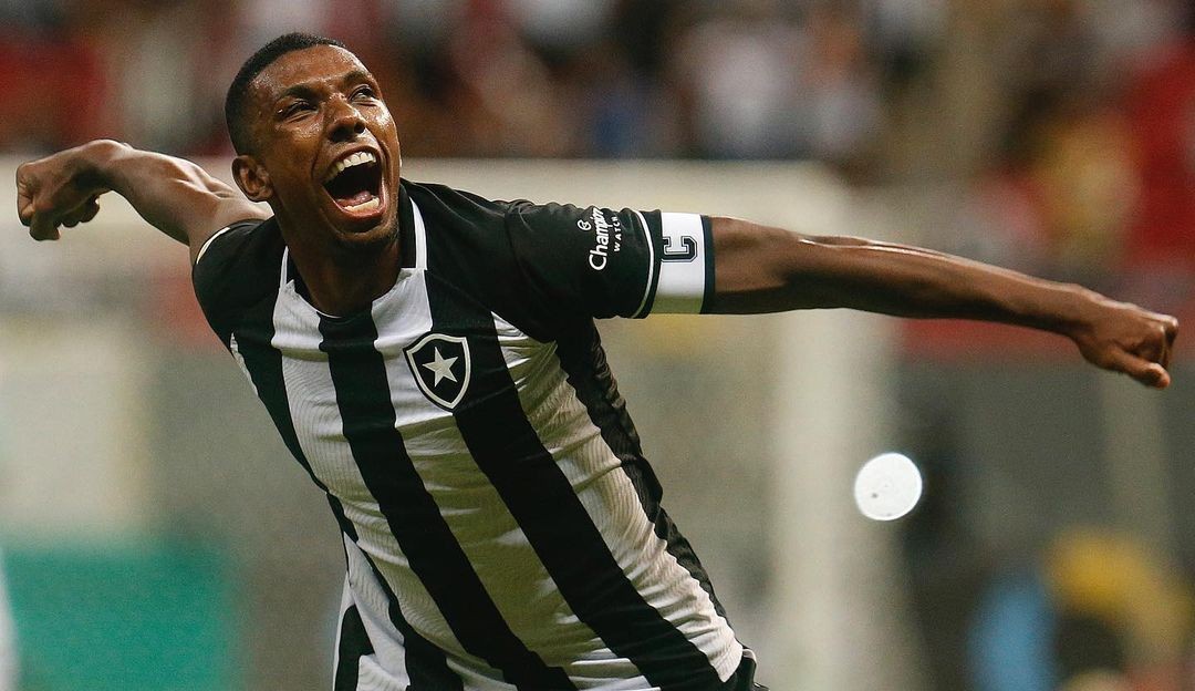 Com renovação de Kanu encaminhada, Botafogo aguarda ‘Ok’ de John Textor para sacramentar a permanência