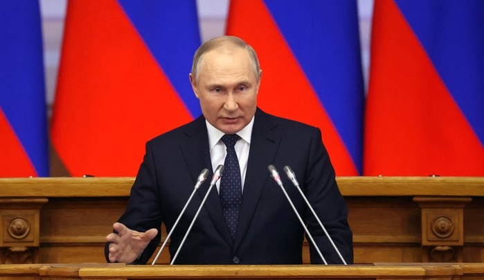 Putin relembra vitória contra Hitler para inspirar exército russo na Ucrânia  