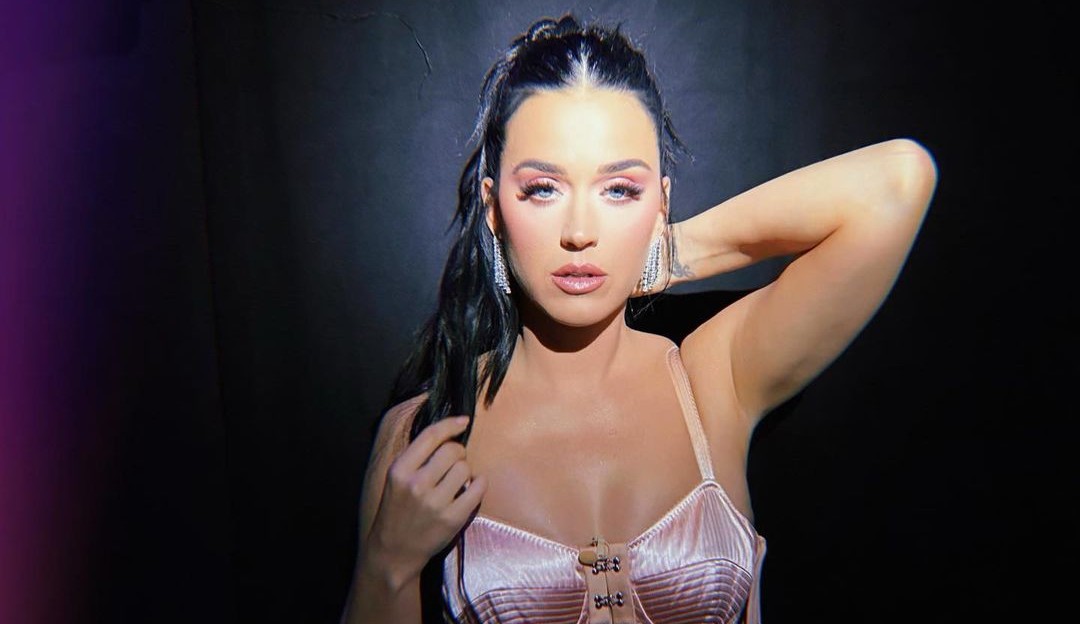 Katy Perry aparece usando corset e é comparada a Madonna