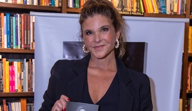 Cristiana Oliveira lança biografia