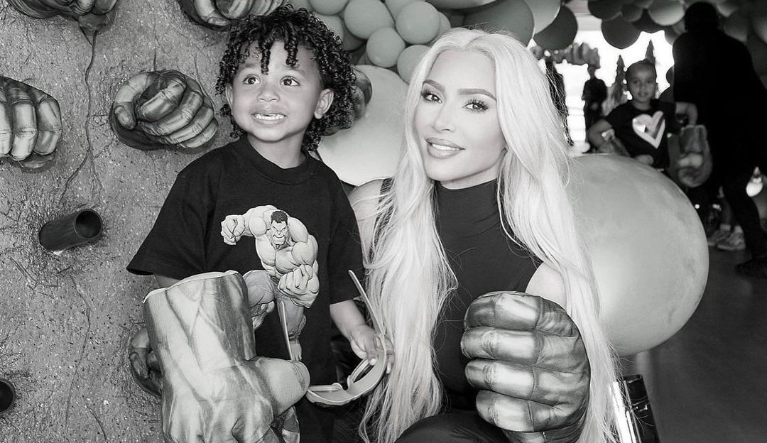 Filho de Kim Kardashian usa colar de R$1 milhão e causa polêmica
