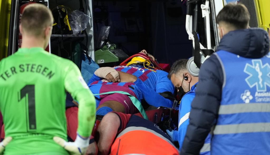 Após choque de cabeça, zagueiro do Barcelona recebe alta hospitalar