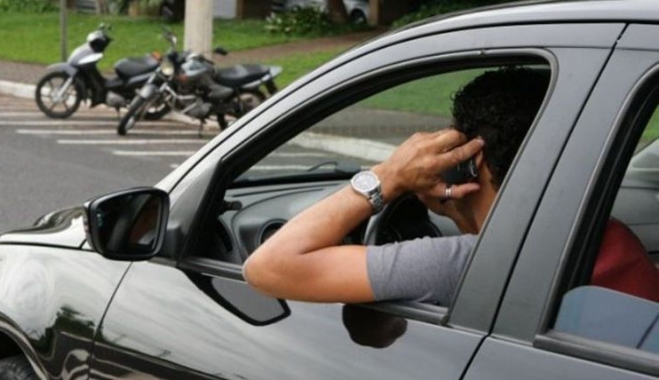 Brasil registrou 28 multas por uso de celular ao volante a cada hora em 2021