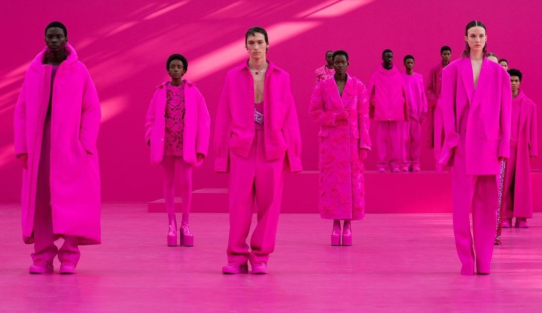 O novo Pink PP conquistou todos na PFW, relembre outras marcas e suas cores icônicas  Lorena Bueri