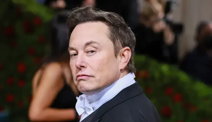 Elon Musk responde com emoji obsceno acusações de quebra de sigilo do Twitter