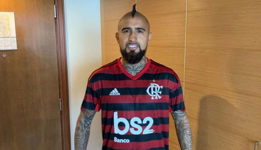 Com enigma, Arturo Vidal publica vídeo de sua namorada com a camisa do Flamengo 