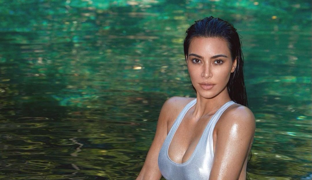 Kim Kardashian posta fotos para edição icônica de revista esportiva Sports Illustrated Swimsuit Lorena Bueri