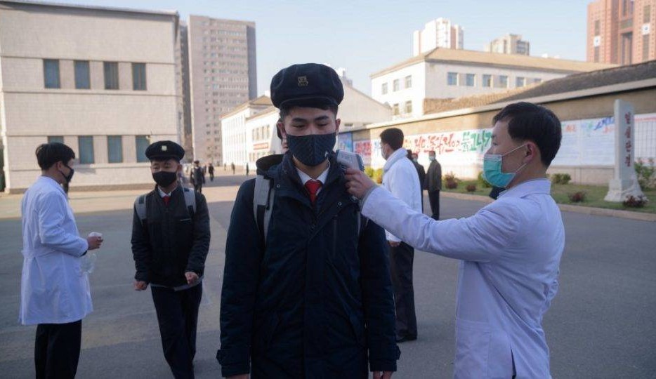Líder norte coreano declara estado de emergência e chama a Covid-19 de “surto de febre”