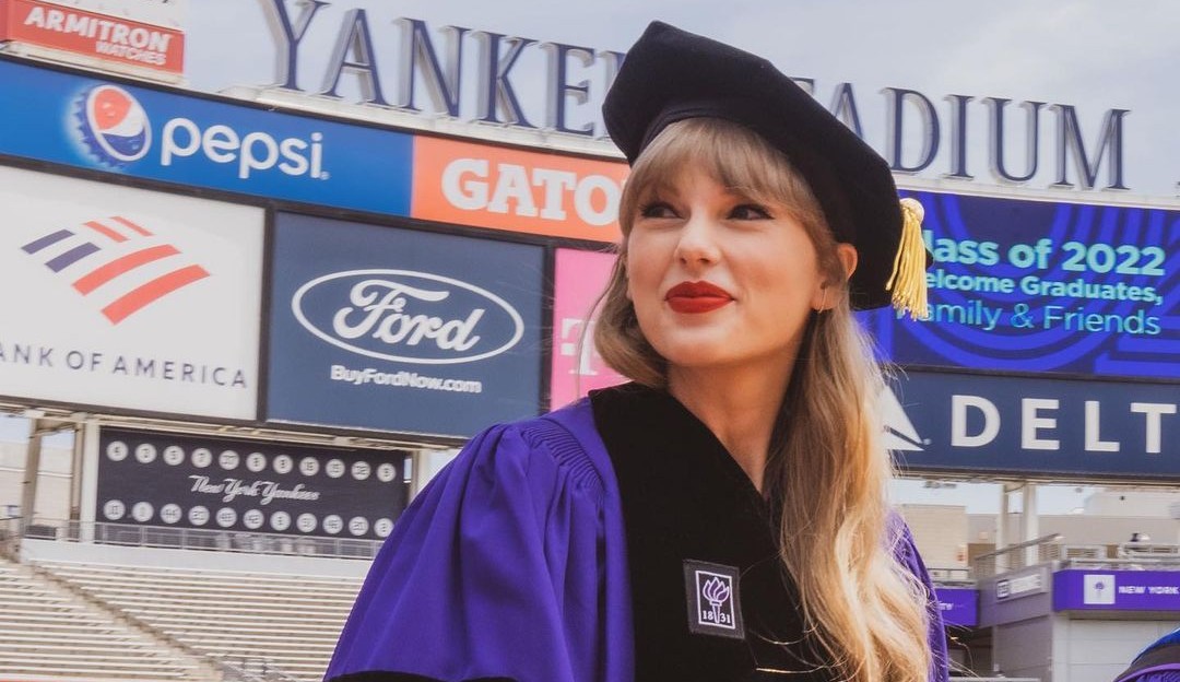 Taylor Swift recebe diploma de doutorado honorário na New York University