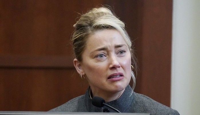 Maquiadora de Amber Heard afirma que fez maquiagem pesada na atriz para cobrir hematomas