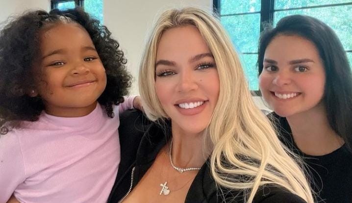 Babá brasileira da filha de Khloe Kardahshian, Andreza Cooper, recebe surpresas de aniversário Lorena Bueri