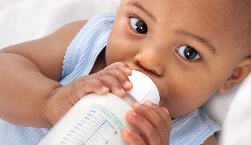 Startup americana promete criar leite materno sintético 