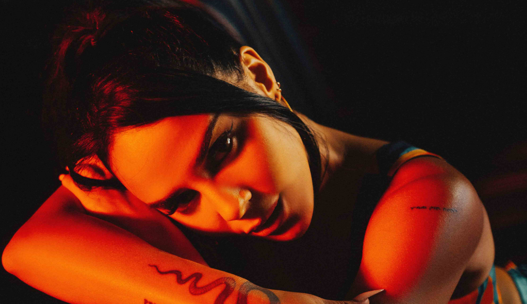 Exclusivo: Aposta no cenário latino, Izzy La Reina fala sobre seu novo single, “Pa Ti”, e futuros lançamentos Lorena Bueri