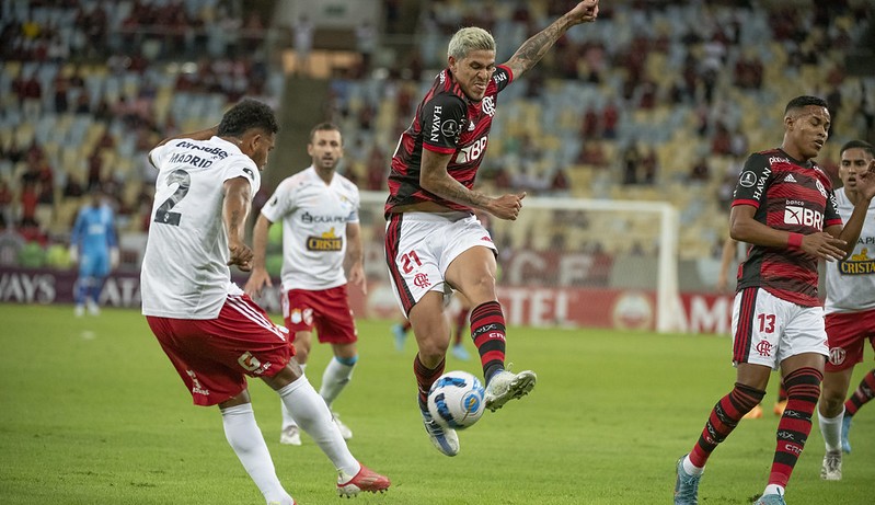 Flamengo vence Sporting Cristal por 2 a 1, mas time ouve vaias pela última rodada da Libertadores