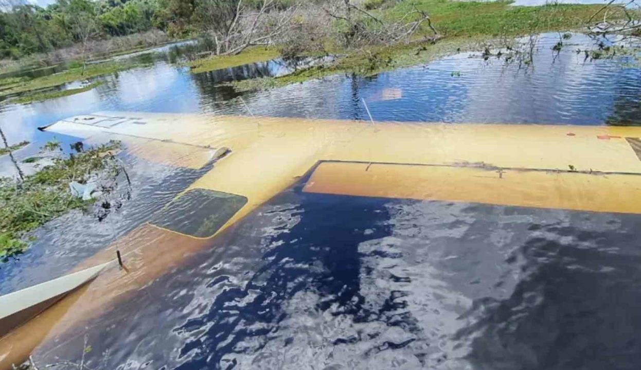 Avião com três passageiros faz pouso forçado e afunda em rio no Amazonas